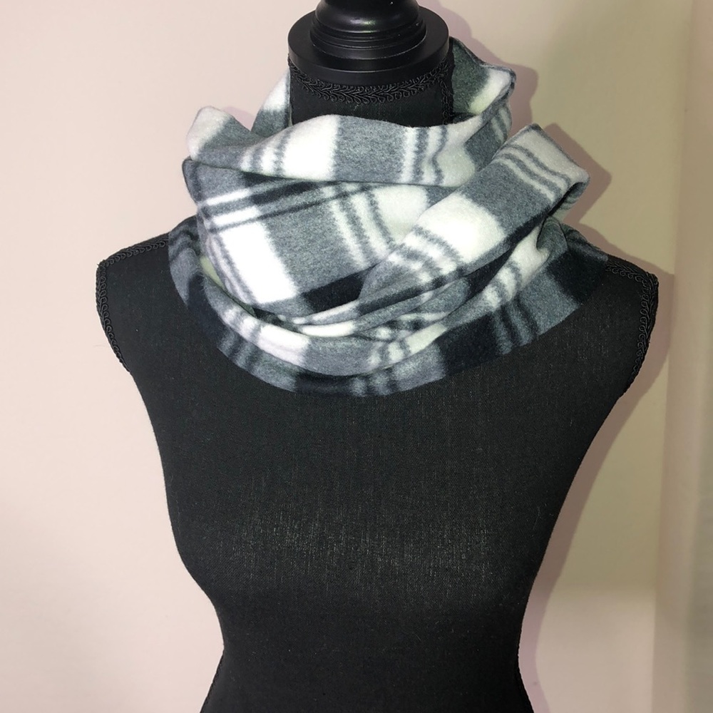 NWOT Women’s Scarf
